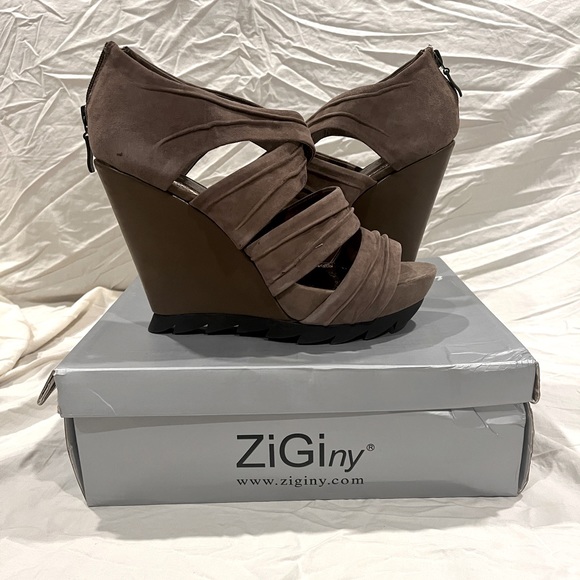 Size 10 ZiGiny Wedge - Picture 2 of 3
